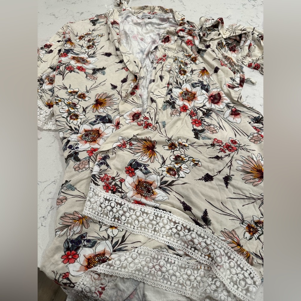 Classic nurtured 9 maternity robe cream floral, NWOT, lace!